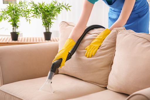The best way to clean a fabric couch with vinegar